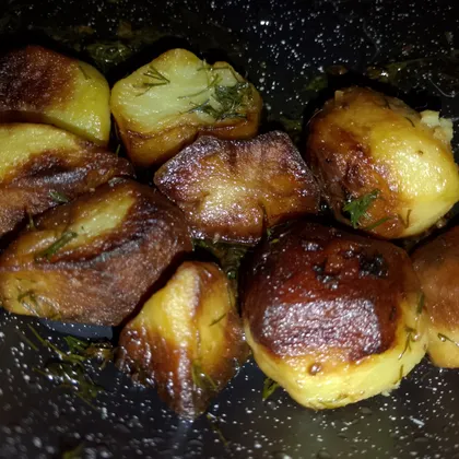 Жареный картофель с чесноком