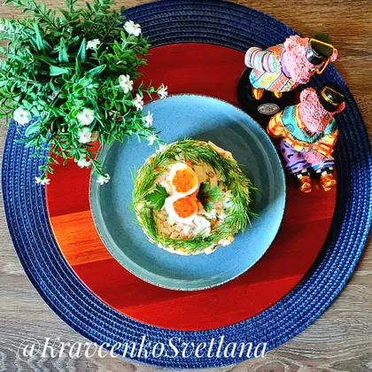 Новогодний салат с кальмарами, крабовыми палочками и яйцом
