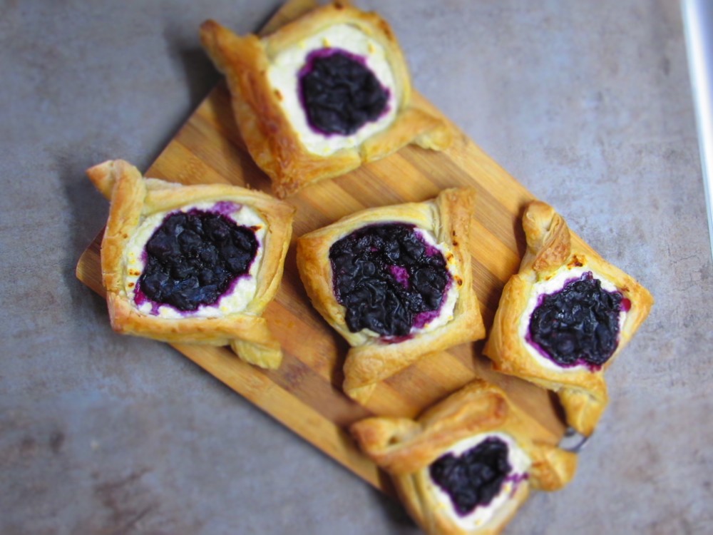 Вкусные слойки с начинкой из творога с ягодами