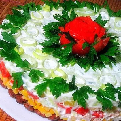 Салат с фасолью, тунцом и кукурузой