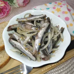 Салат из маринованной хамсы