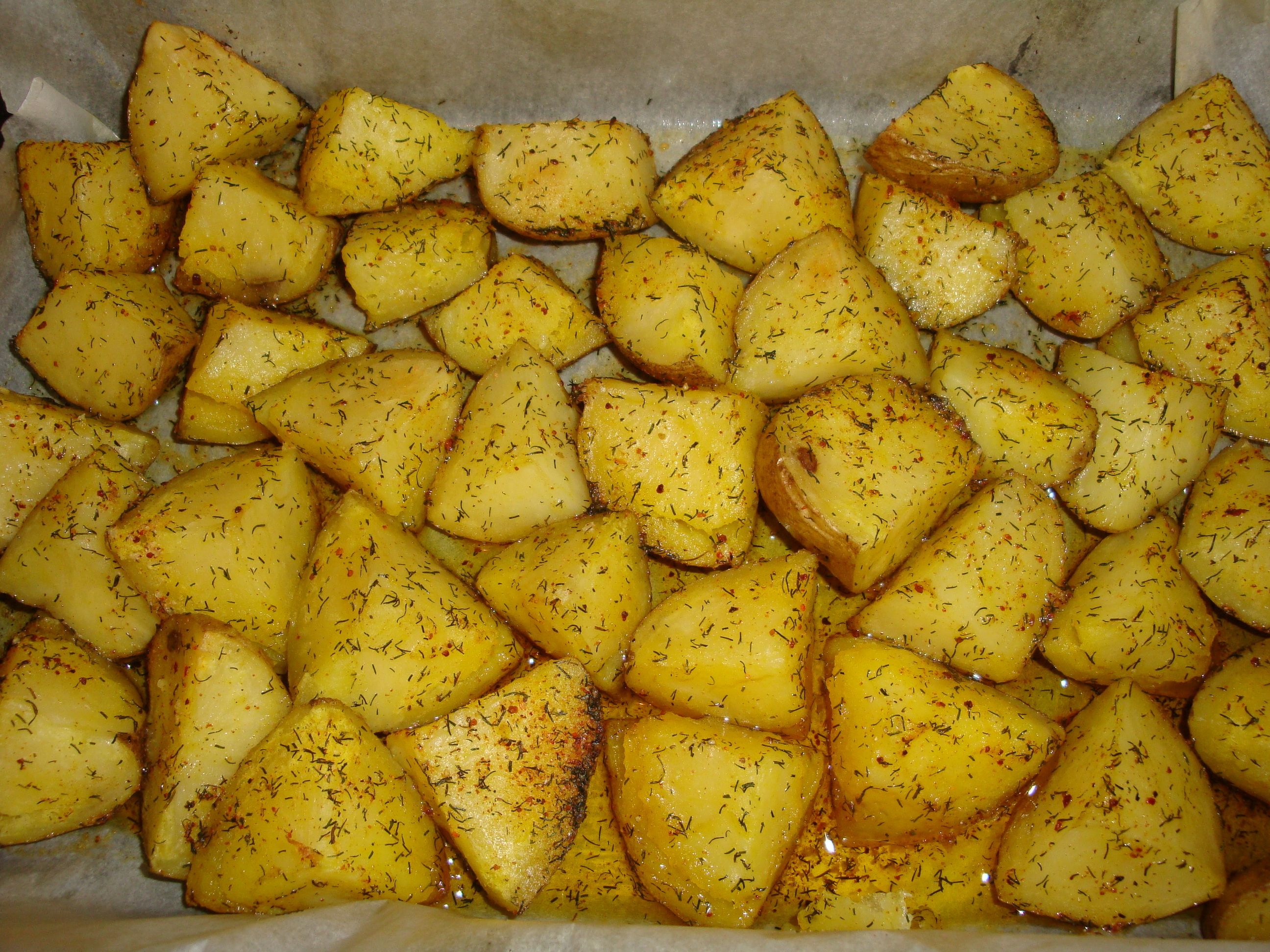 Сколько по времени запекается картошка в духовке. Специи для картофеля. Картошка со специями в духовке. Картофель в специях в духовке. Приправа для картошки в духовке.