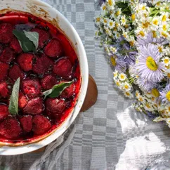 Клубника, запечённая с сумахом и мятой 