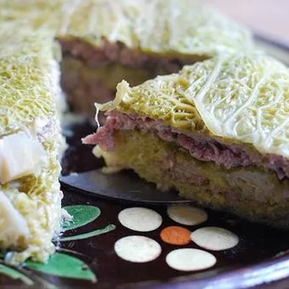 Слоёный пирог с капустными листьями