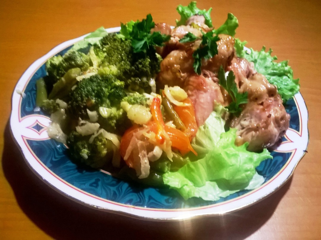 Куриные крылышки и брокколи