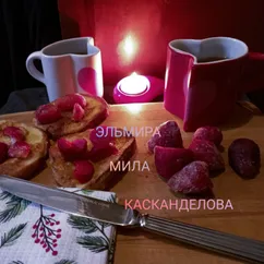 Гренки с яйцом и клубникой