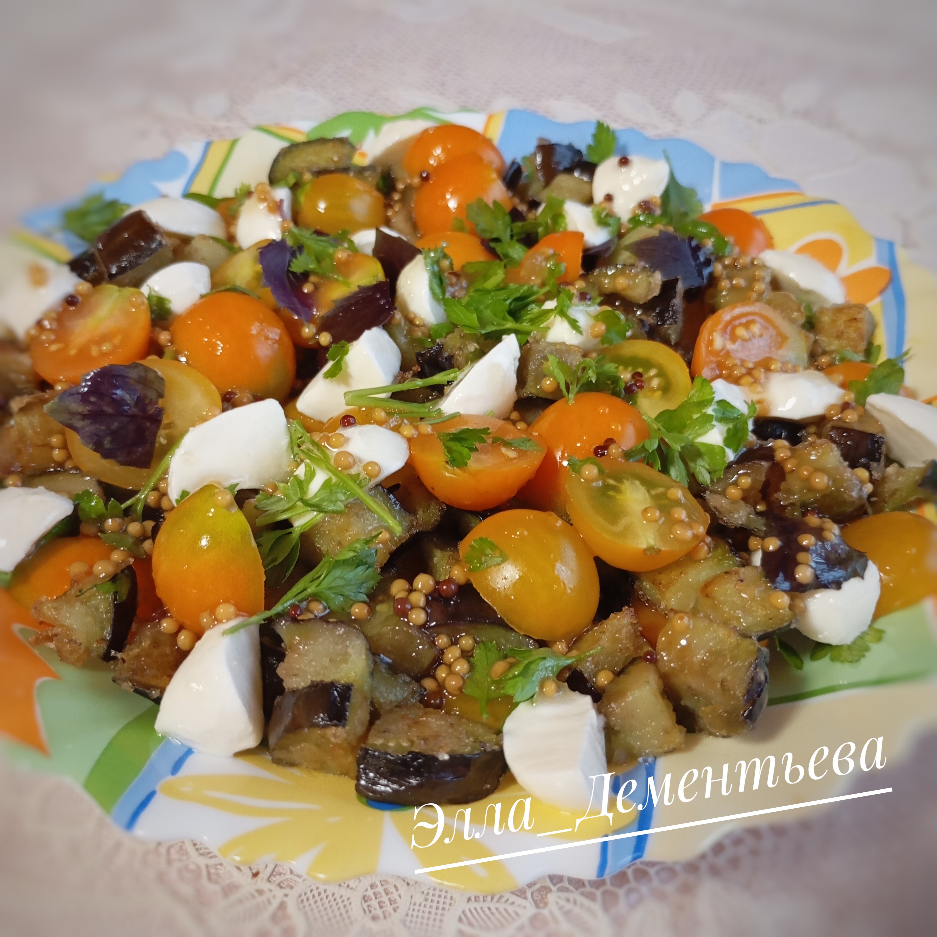 Салат с хрустящим баклажаном и черри