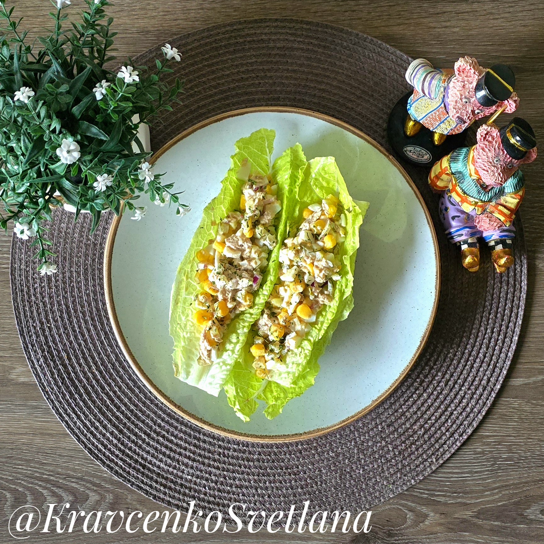 Салат с тунцом, кукурузой и маринованным огурцом