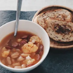 Суп с консервированной фасолью и колбасками