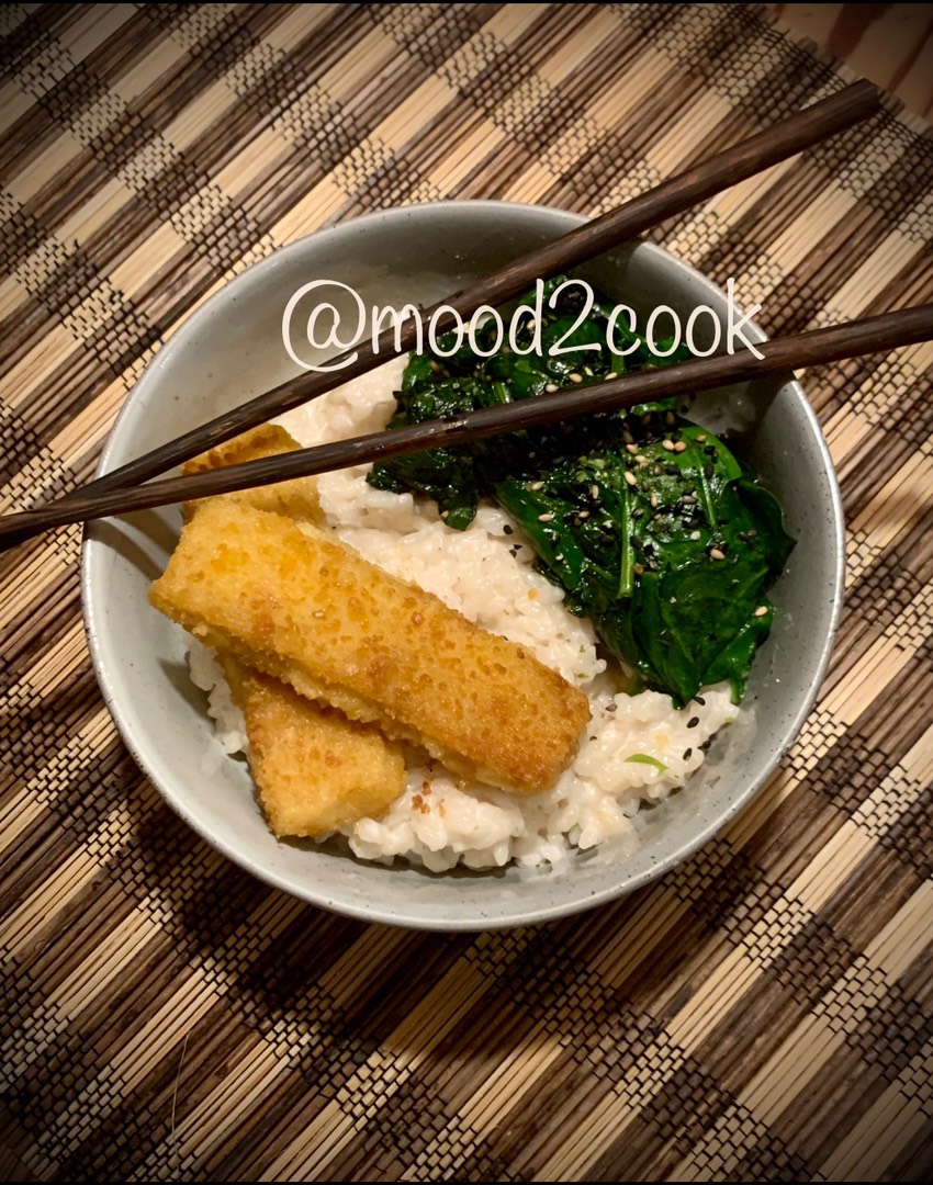 Кокосовый рис с рыбными палочками и шпинатом