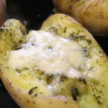 «Мятая» картошка, запеченная с зеленью, чесноком и сыром