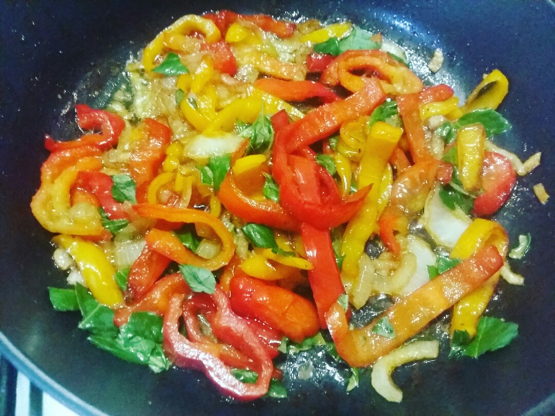 Жареный болгарский перец с луком и базиликом🌶🍃👌
