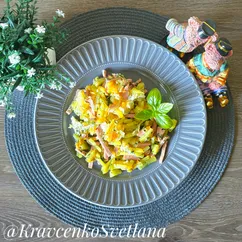 Жареная картошка с колбасой и яйцом