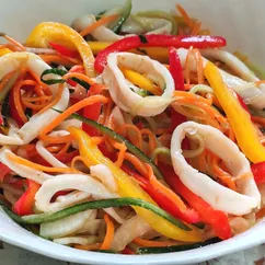 Салат с отварным кальмаром и овощами в кисло-сладкой заправке