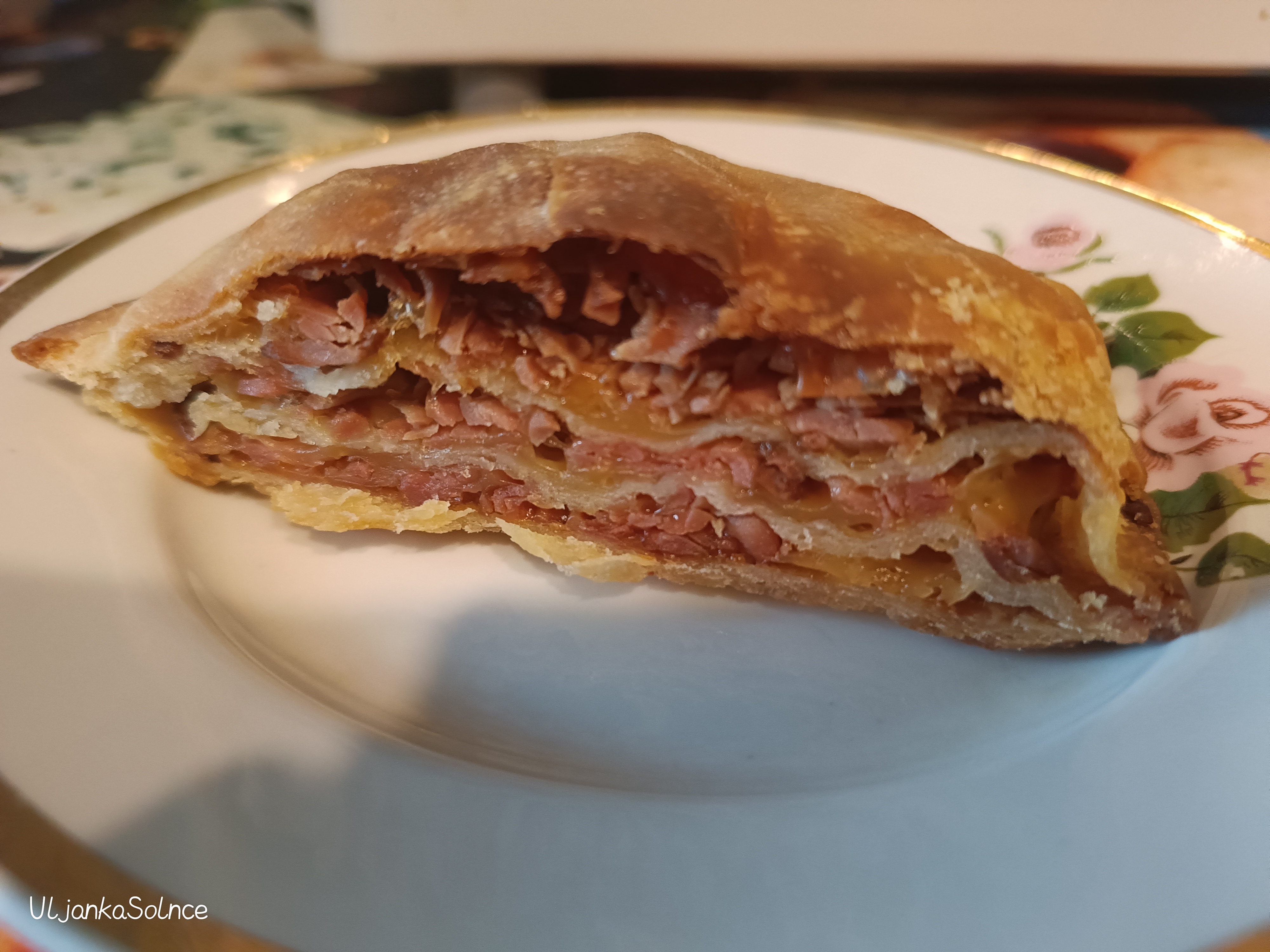 Пирожок с сыром и сосисками 