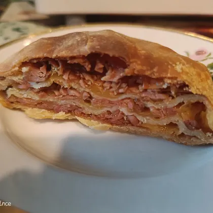 Пирожок с сыром и сосисками 