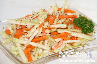 Салат из зеленой редьки с морковью и сельдереем