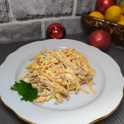 Салат из моркови по-корейски с сыром и колбасой