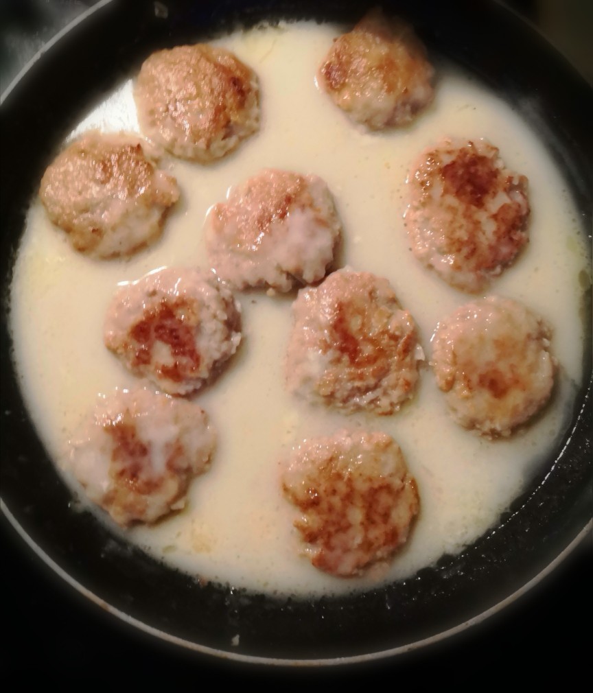 Котлетки геркулес под соусом бешамель