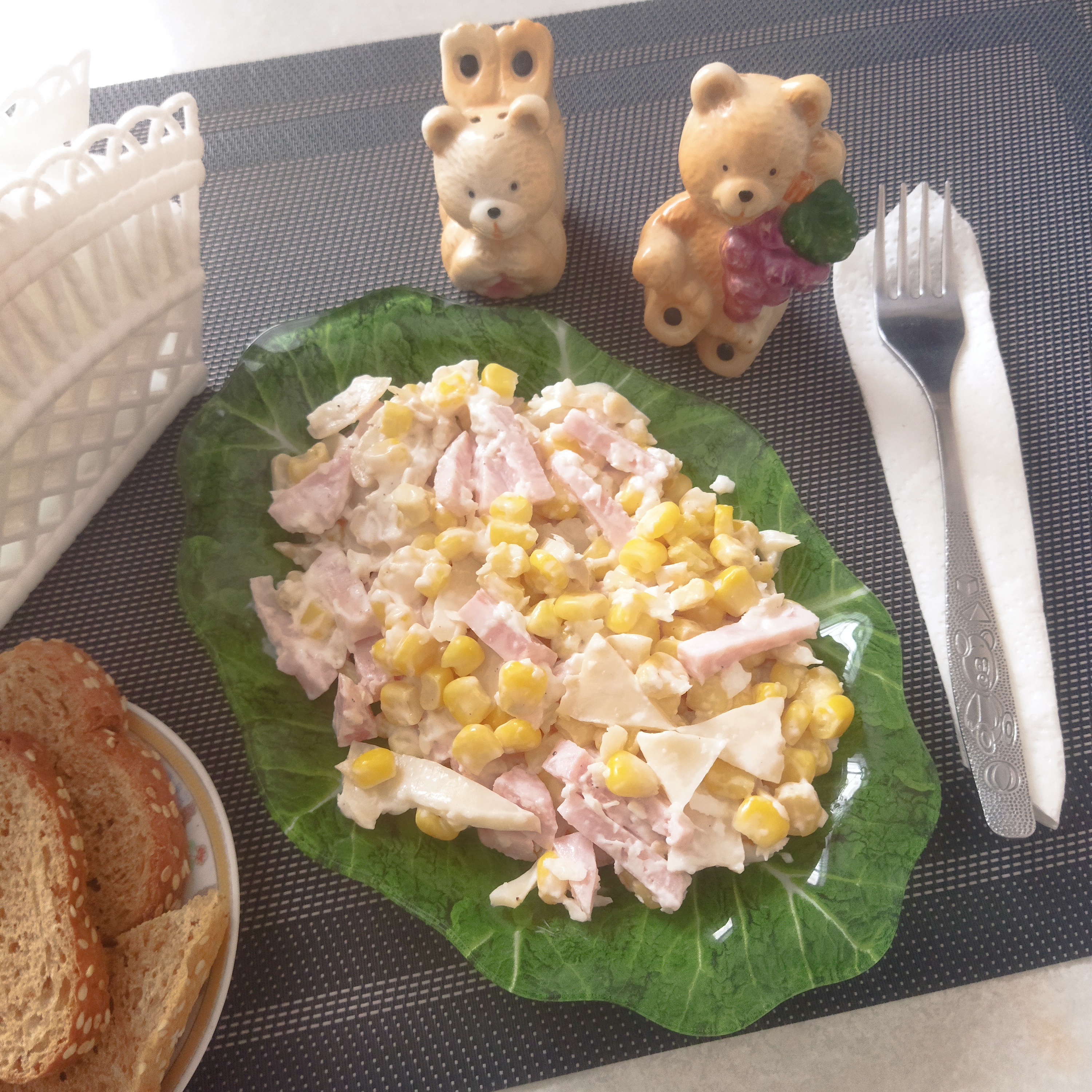 Салат с ветчиной, грибами и кукурузой консервированной