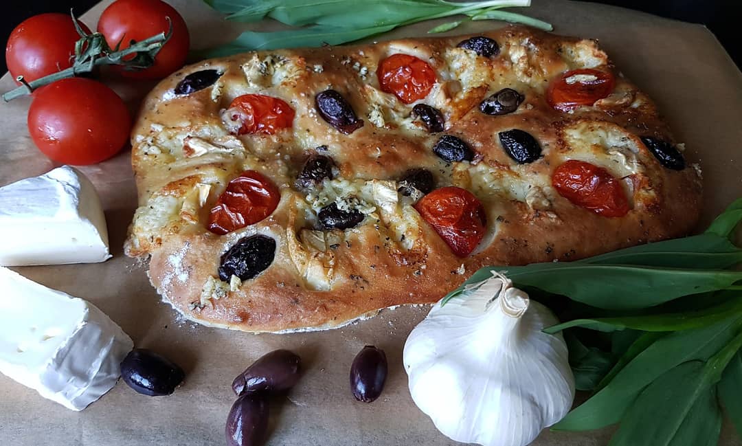 Фокачча с сыром Бри, помидорами и оливками