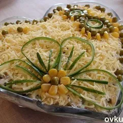 Салатик с курицей грибами и сыром