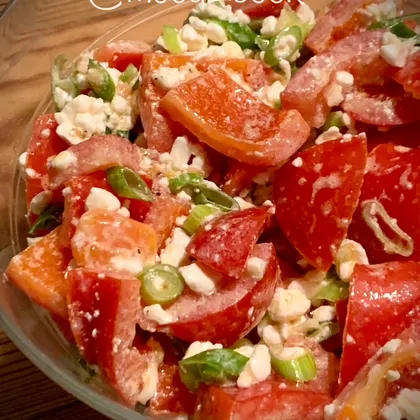 Салат с помидорами, болгарским перцем и зернистым творогом
