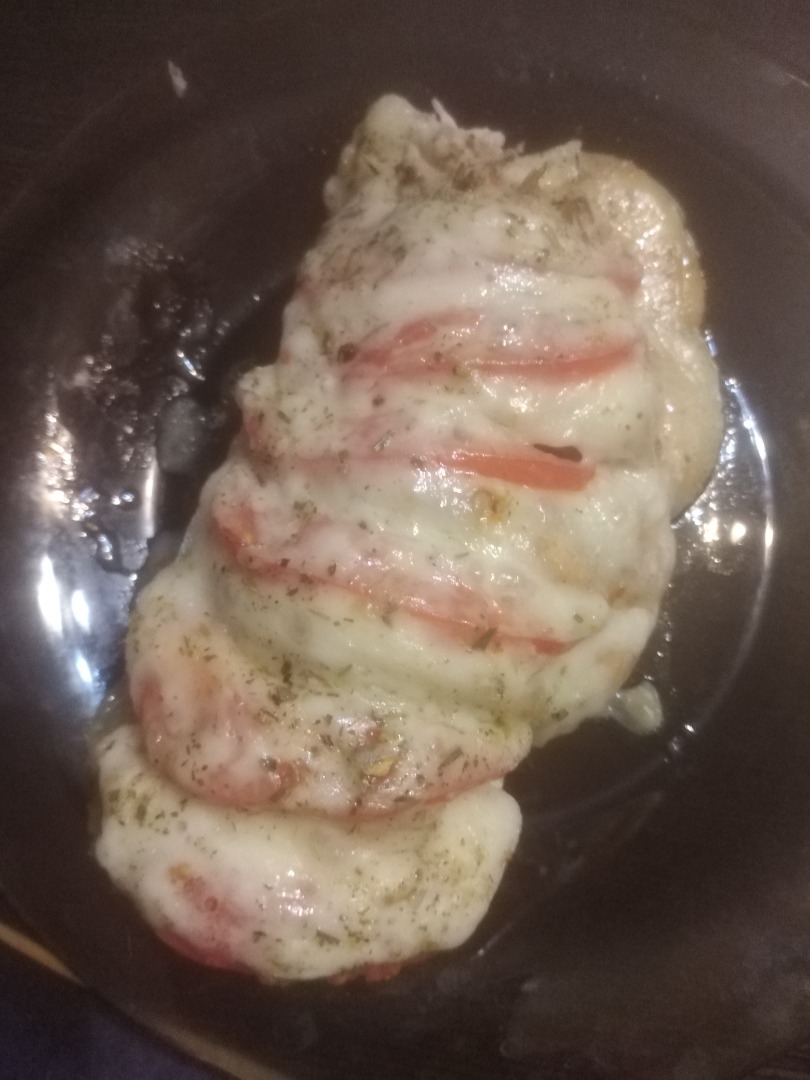 Куриная грудка, запечённая с помидорами и сулугуни