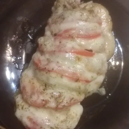 Куриная грудка, запечённая с помидорами и сулугуни