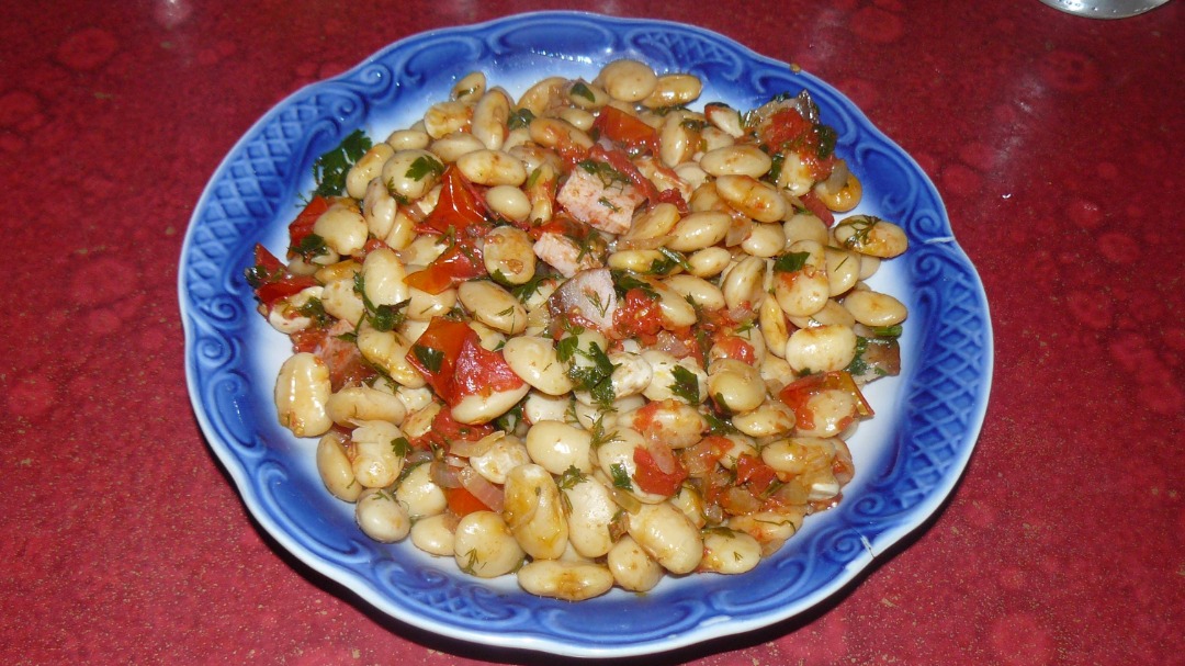 Фасоль с копченой грудинкой
