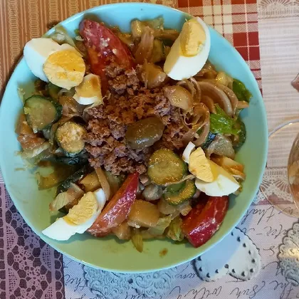 Салат с тунцом, картофелем и свежими овощами