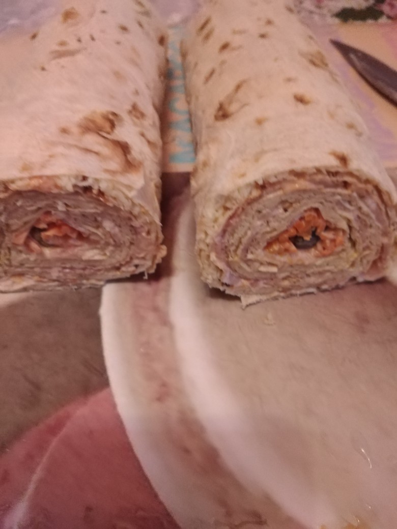 Рулеты из лаваша, сыра и бекона