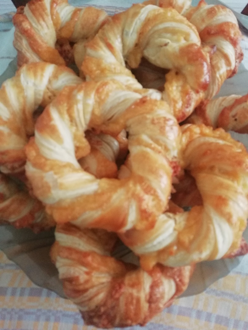 Слоеные сырные колечки