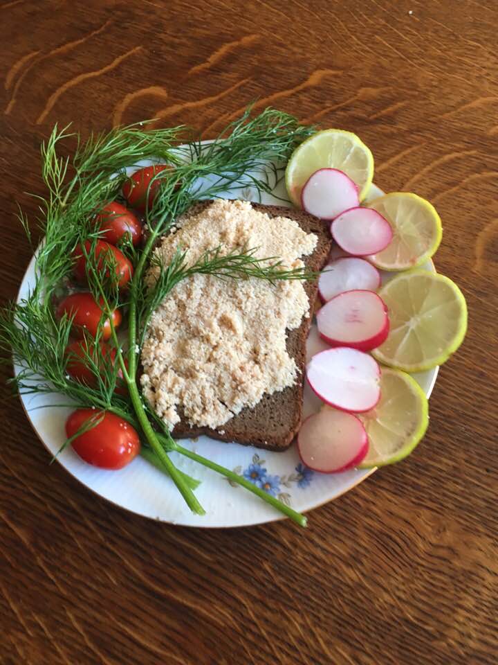 Бутерброды с икрой трески, черри и оливками — рецепт с фото пошагово