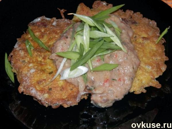 Картофельные драники с сыром и овощным соусом