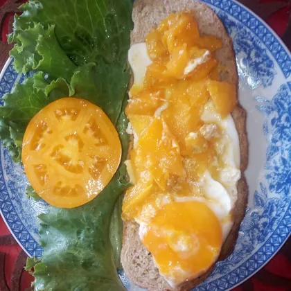 Бутерброд с яйцом и помидором 'солнечный'