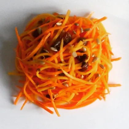 Морковный салат с семенами и изюмом