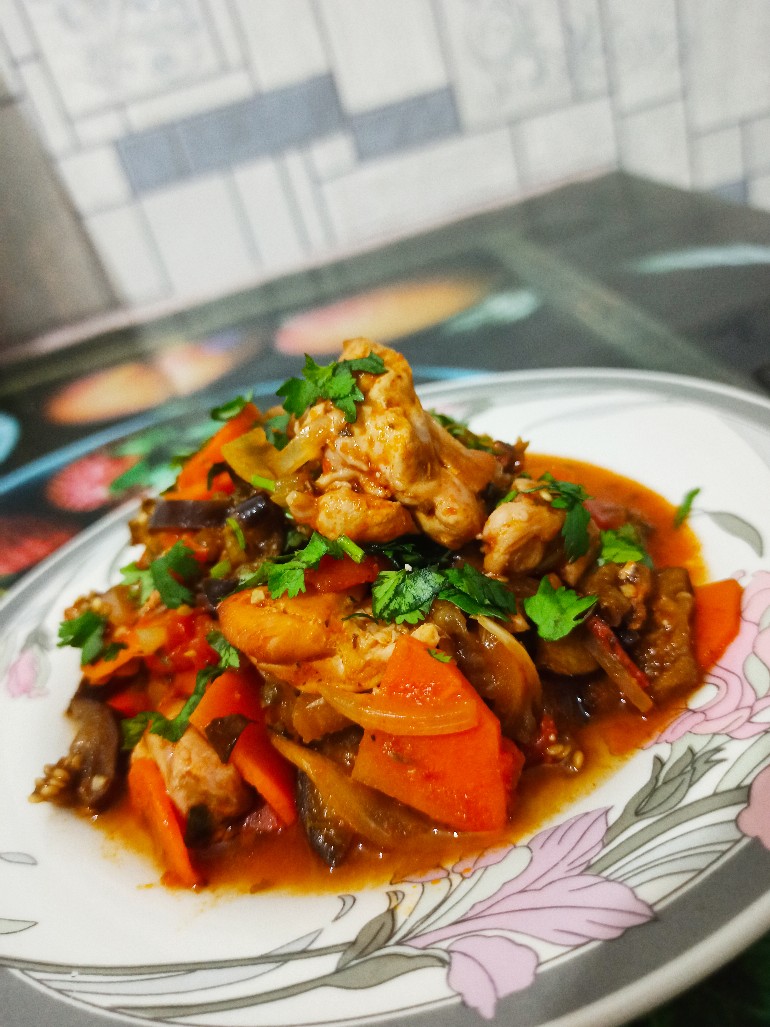Курица запечённая с овощами