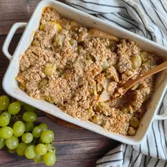 Легкий крамбл с виноградом и фруктами