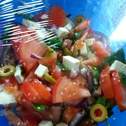 Овощной салат с фетой и базиликом