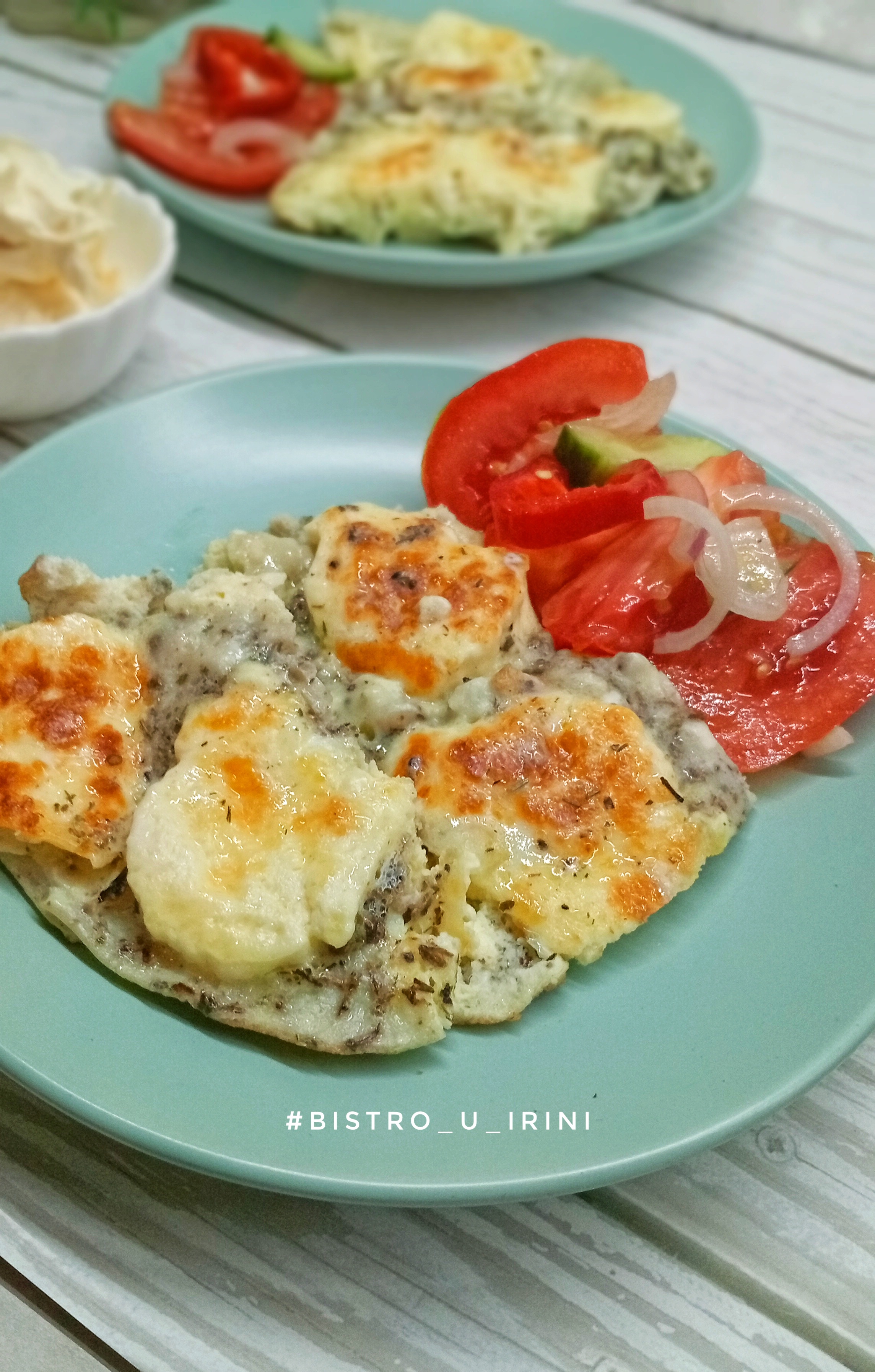 Жареный адыгейский сыр с пряностями и яйцом