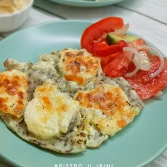 Жареный адыгейский сыр с пряностями и яйцом