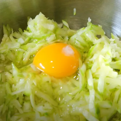 Просто натрите кабачки и добавьте яйца! Так вкусно, что готовлю каждый день летом
