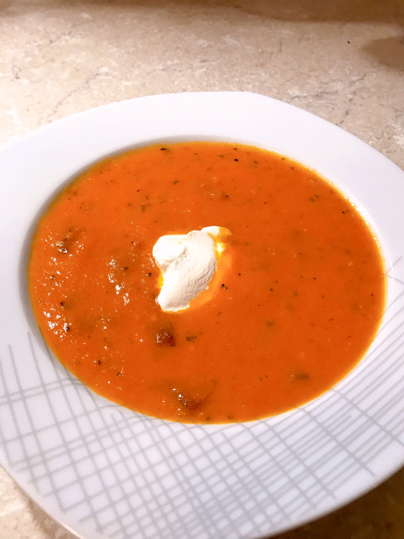 Томатный суп с кабачком и копчёными колбасками