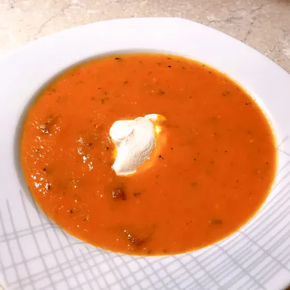 Томатный суп с кабачком и копчёными колбасками
