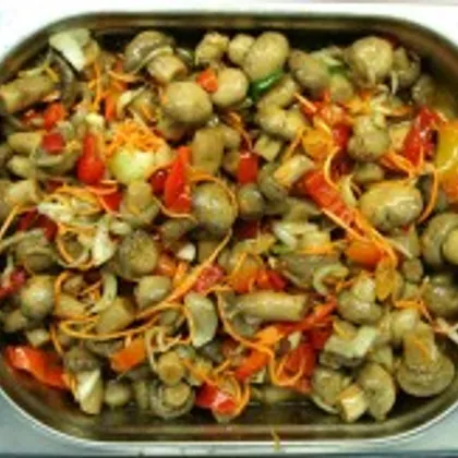 Салат из маринованных грибов с рыбой