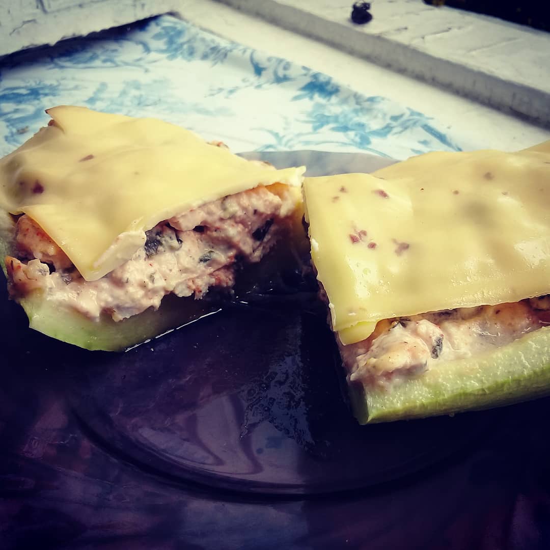 Фаршированный кабачок с курицей и творогом