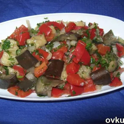 Салат из баклажан и болгарского перца, запеченных в микроволновке