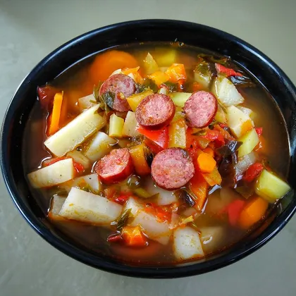 Острый суп с охотничьими колбасками по-испански