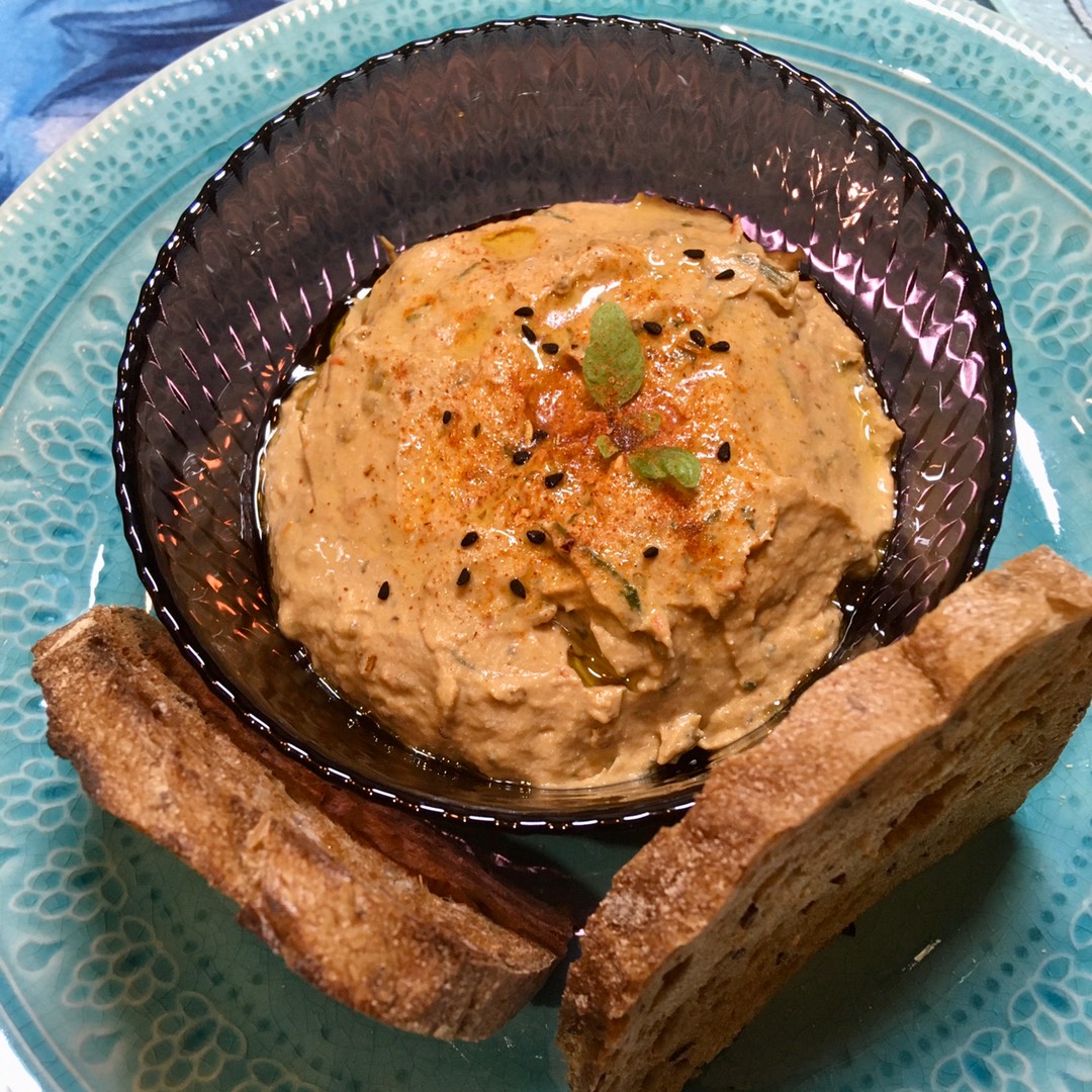 Рулетики из баклажанов с брынзой и помидорами